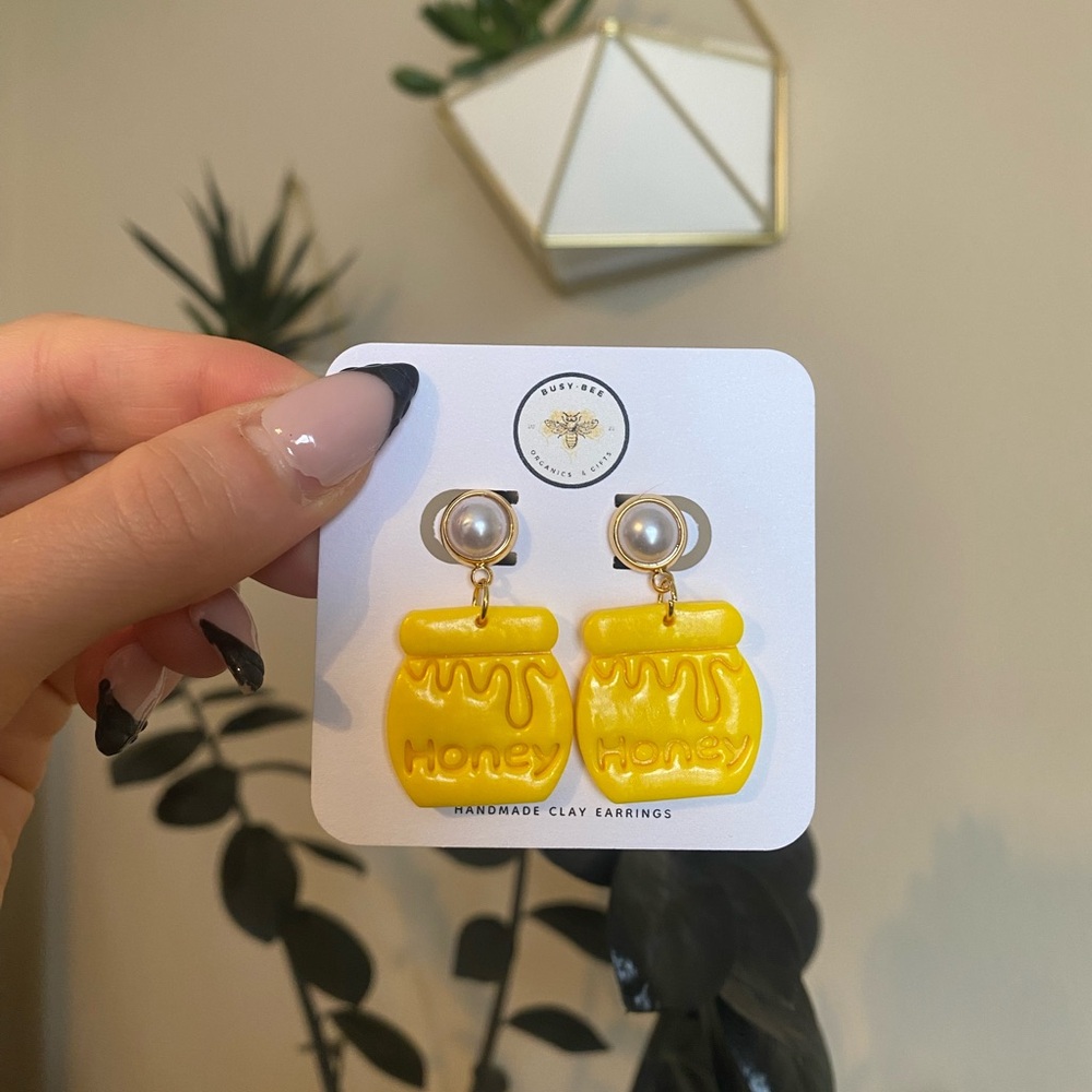 BUSY•BEE YELLOW HONEY POT WITH PEARL ACCENT PLOYMER CLAY EARRINGS